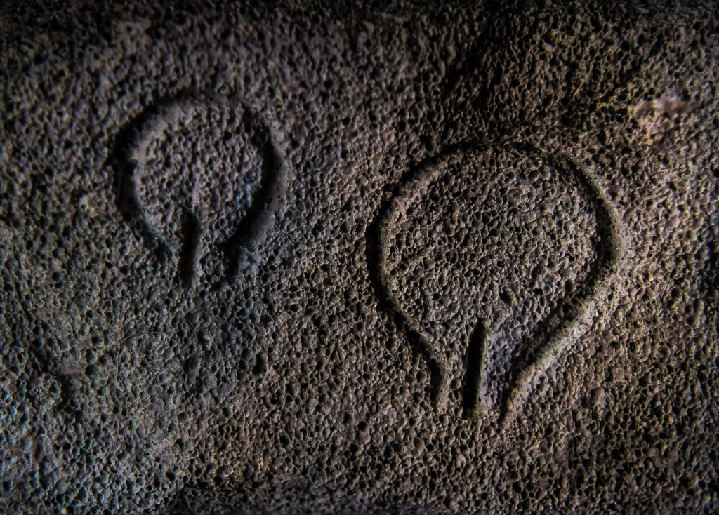 Vulvas grabadas en placas líticas Auriñaciense 30000 a C Abrigo Blanchard Dordoña Francia