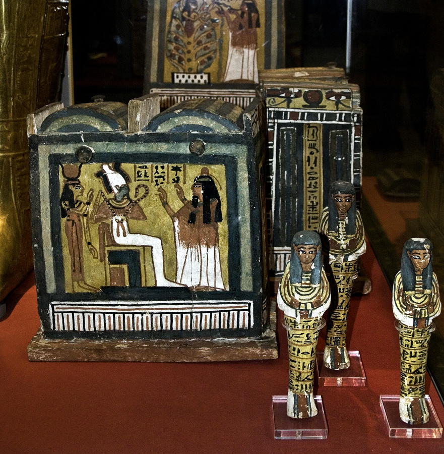 Caja contenedora y ushebtis los que responden conservados en el British Museum de Londres