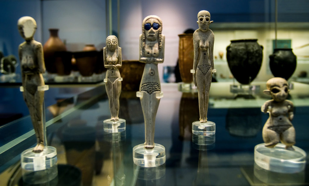 Figurillas femeninas del Periodo Predinastico Nagada I 3800 a C talladas en huesos de entre 10 y 12 centimetros de altura Posiblemente se trate de figurillas-amuleto para garantizar a sus poseedores la fertilidad y el renacimiento en el Occidente Museo Britanico Londres