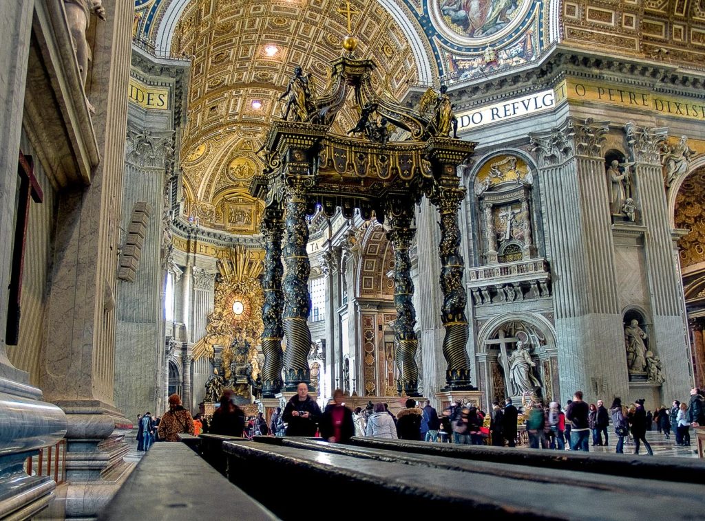 El baldaquino de Bernini en la Basilica de San Pedro en Roma