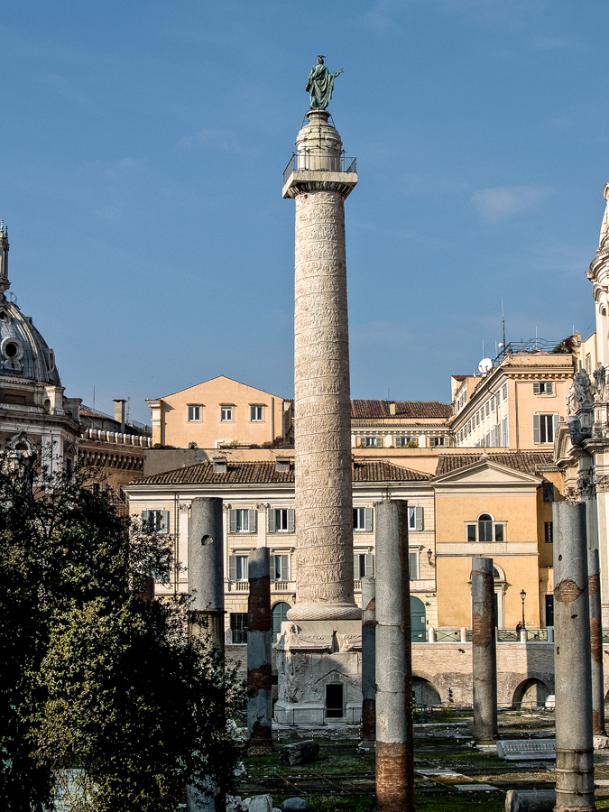La columna de Trajano se encuentra en el foro de Trajano junto al quirinal en Roma Se levanto en el año 113 y tiene treinta y ocho metros de altura Se narran dos victorias del emperador contra los dacios En un principio la superficie estaba totalmente policromada