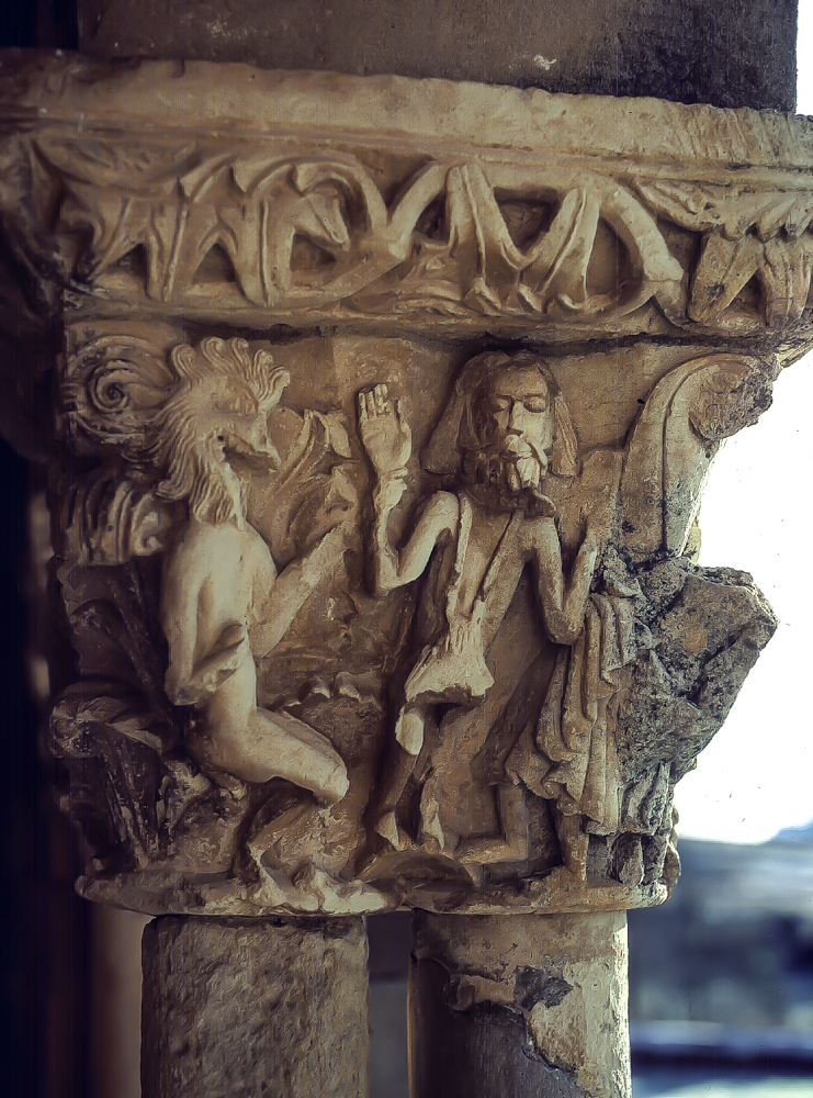 Representacion de la avaricia en uno de los capiteles del portico de la iglesia de San Julian y Santa Basilisa en la localidad burgalesa de Rebolledo de la Torre