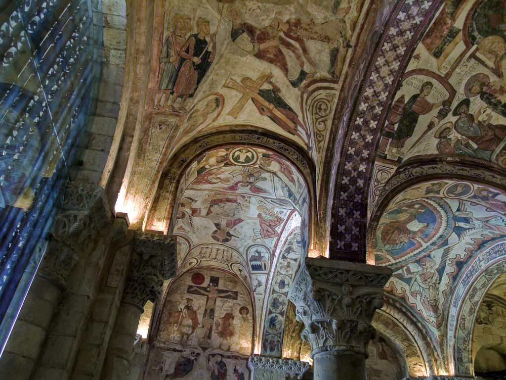 El Panteon de los Reyes en la colegiata de San Isidoro de Leon cuajado de representaciones pictoricas y escultoricas geométricas vegetales y figuradas