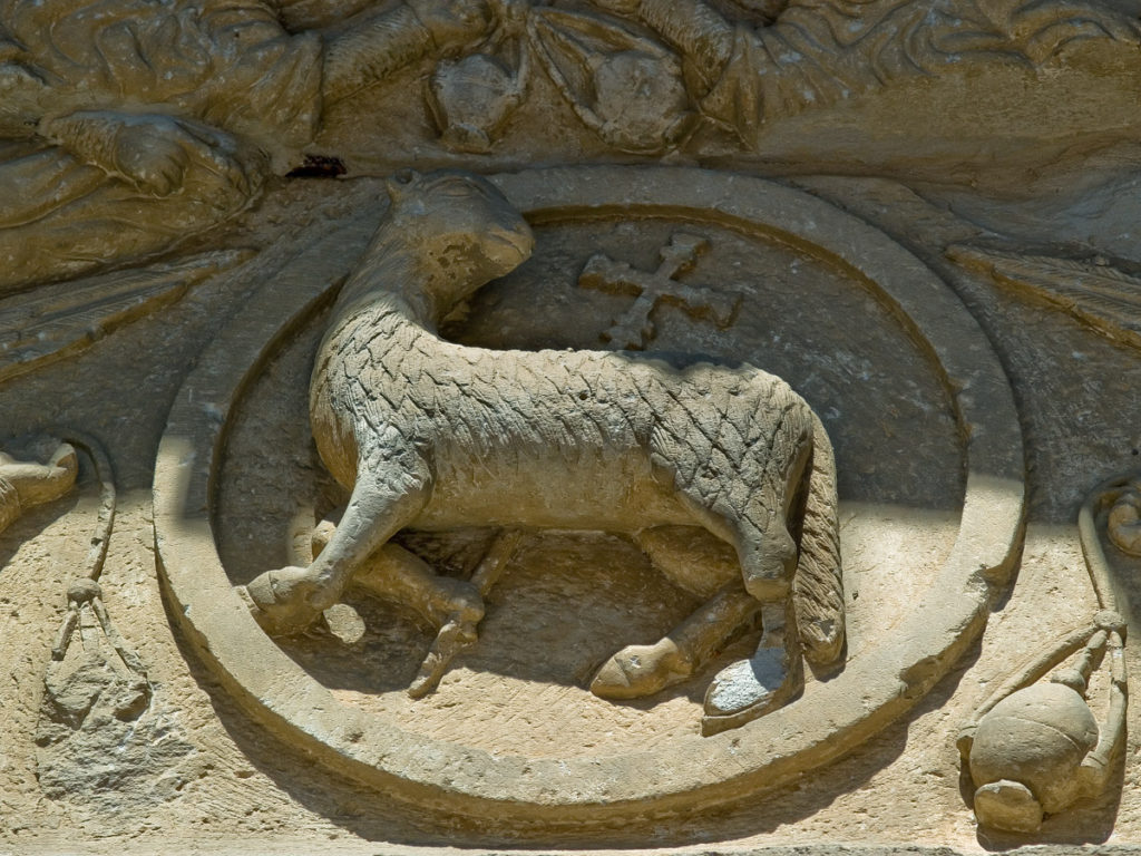 Cordero en el timpano de la portada sur de la iglesia de Santa Maria en Benavente Zamora
