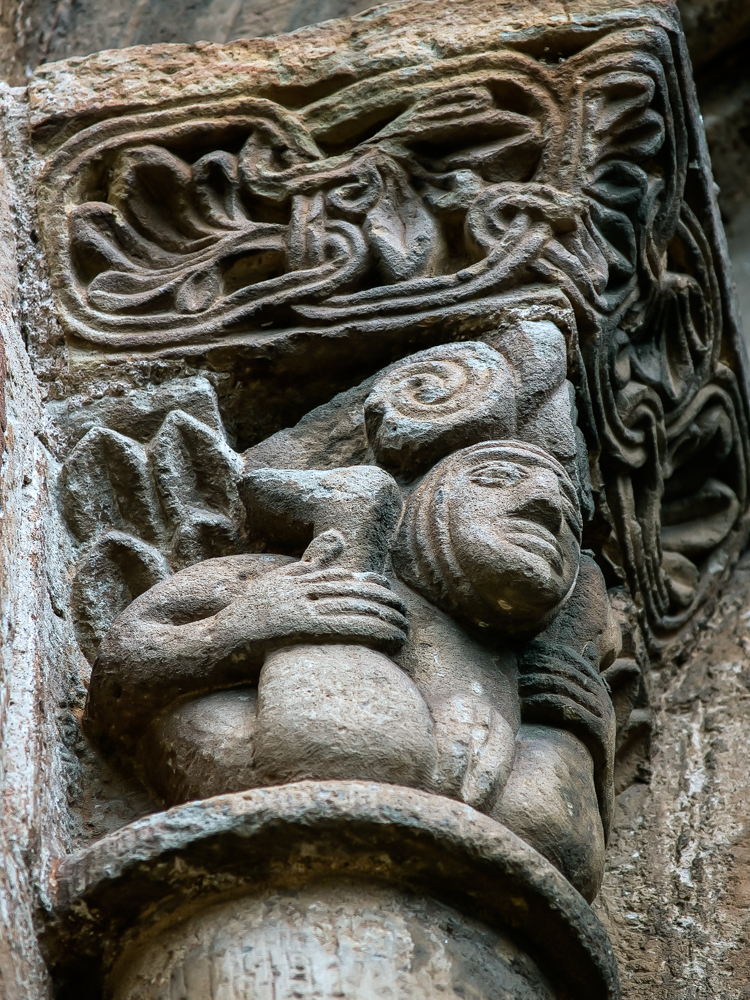 Personaje femenino mostrando su vulva en uno de los capiteles absidales de la iglesia de San Pedro en la localidad cantabra de Cervatos