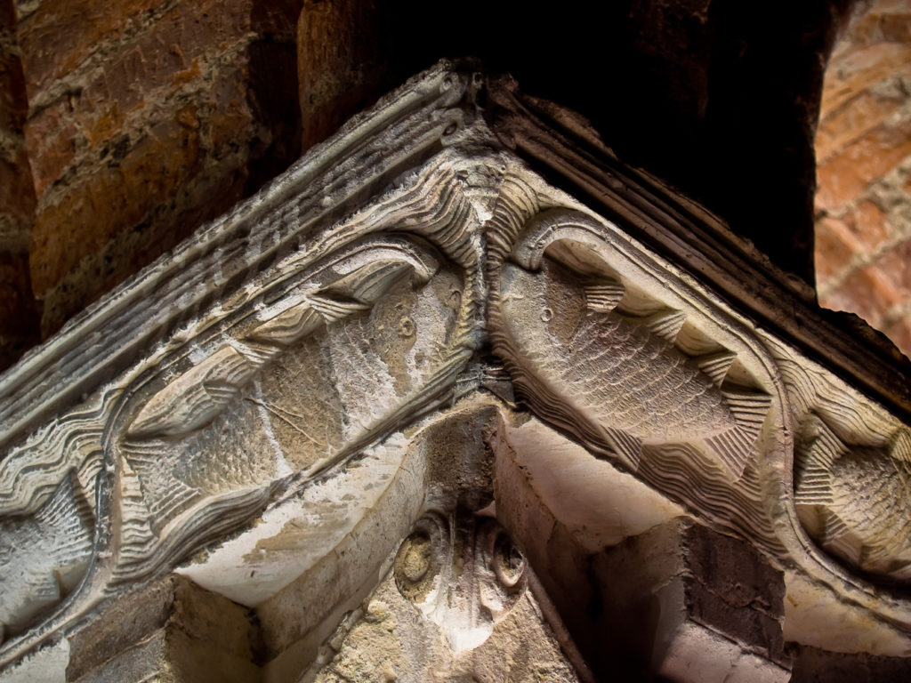 Peces adornando el cimacio de uno de los capiteles del claustro de la abadia de San Pedro en Moissac Francia