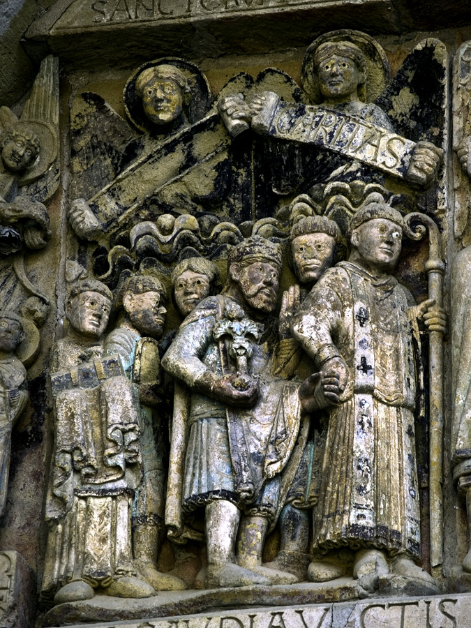 A continuación un abad con su baculo que coge de la mano al gran Carlomagno