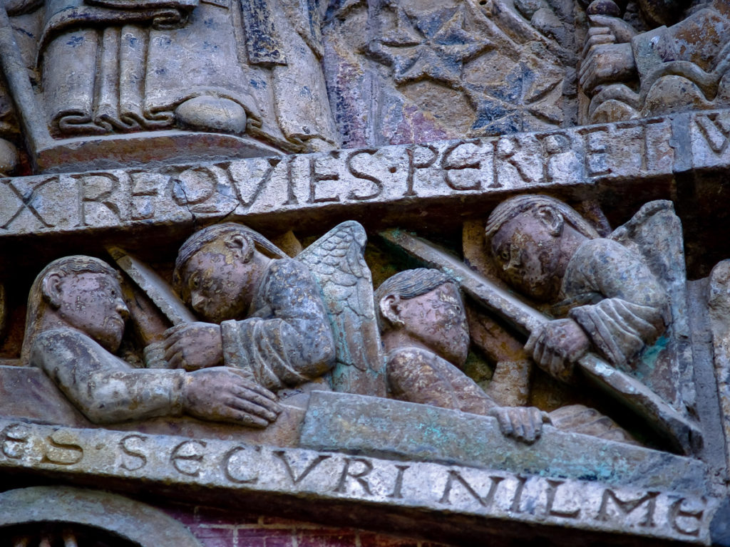 La resurreccion de los muertos el dia del Juicio final en el relieve del timpano de la portada oeste de la abadia de Santa Fe de Conques
