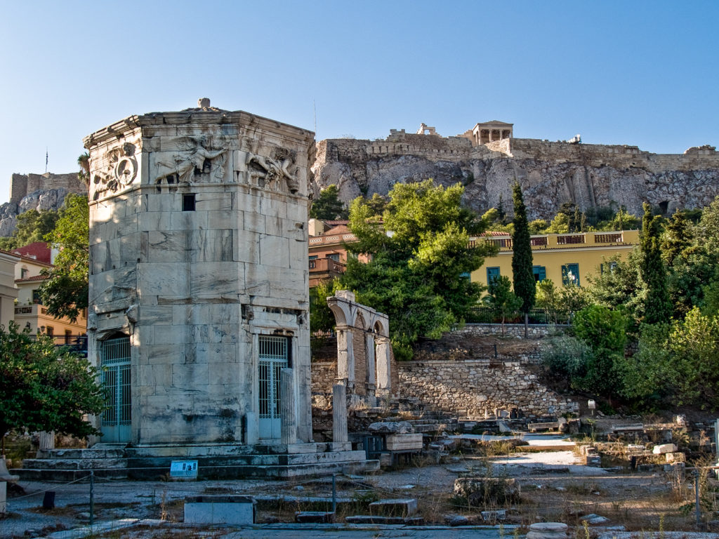 La Torre de los Vientos en Atenas bajo la Acropolis En la parte superior la representacion de los ocho vientos que marcan a su vez ocho direcciones