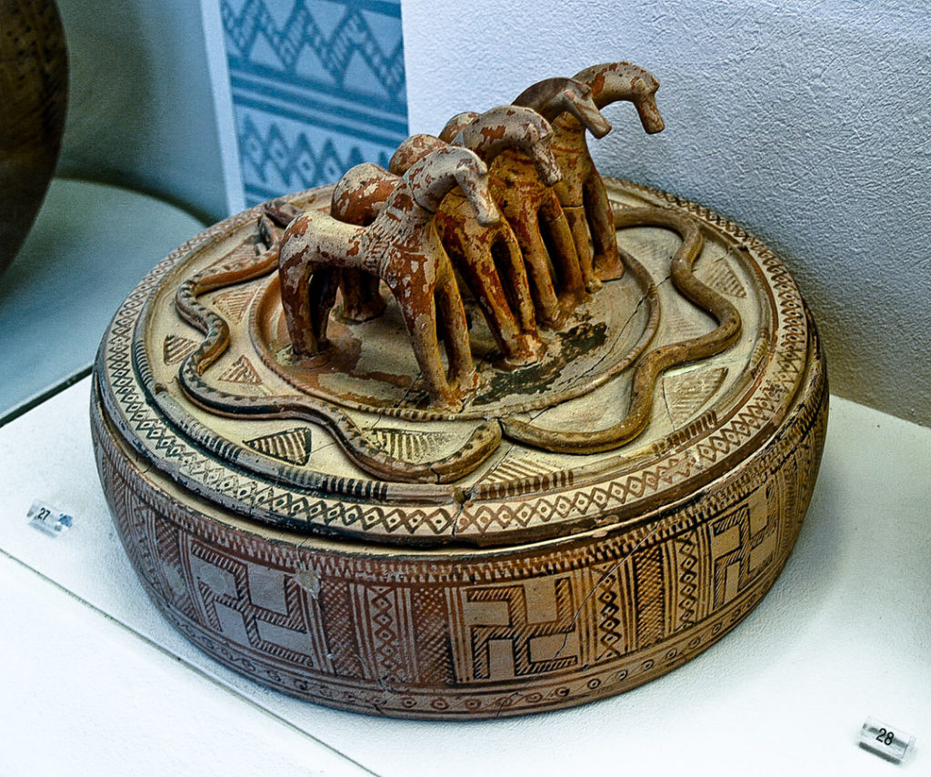 Pixide con figuras de caballos y serpientes en la tapa Museo Keramikos de Atenas