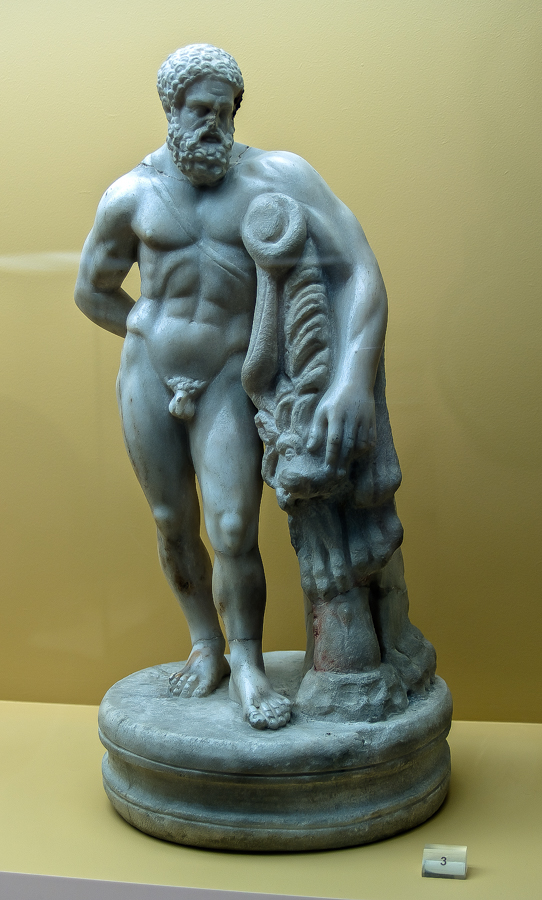 Estatua en marmol de Heracles con la piel del leon de Nemea conservada en el Museo del Agora de Atenas