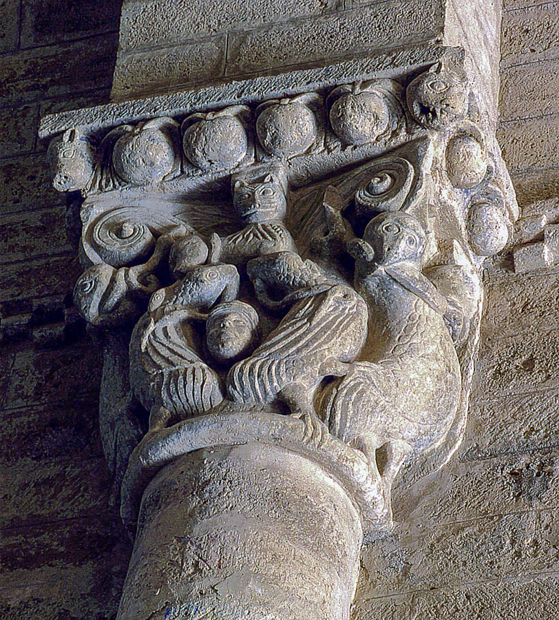 Aguilas atacando serpientes en un capitel del interior de la iglesia de San Martin de Tours en Fromista Palencia