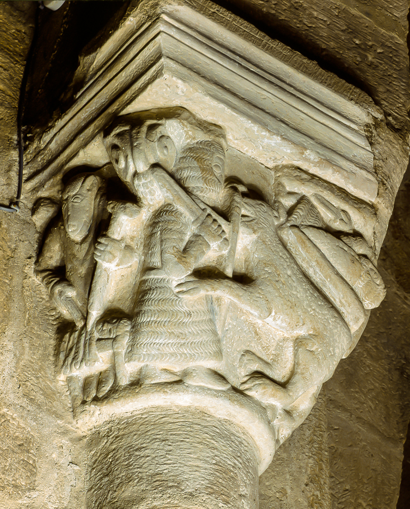 Escena de la caza del oso en un capitel interior de la ermita de Santa Cecilia en la localidad de Aguilar de Campoo Palencia