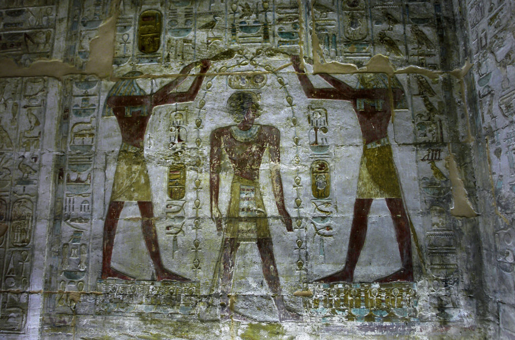 Templo de Amada actualmente a orillas del lago Nasser Horus y Thot protegen al faraon con el ank vital