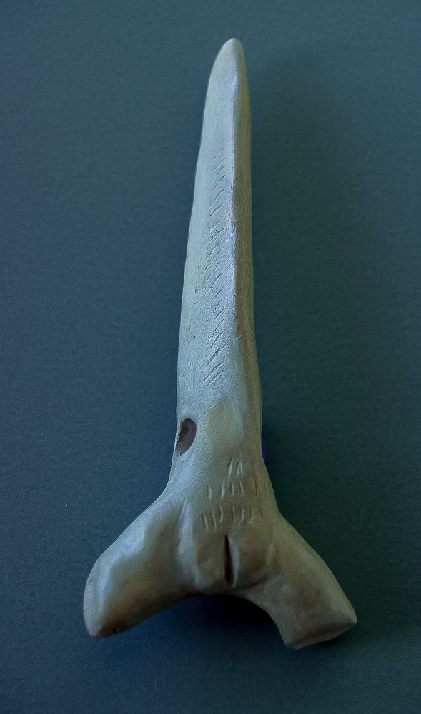 Figura antropomorfa tallada en asta de reno en la que se representa la vulva y un largo cuello falico Magdaleniense I II 15000 13000 a C Cueva de Le Placard Charente Francia