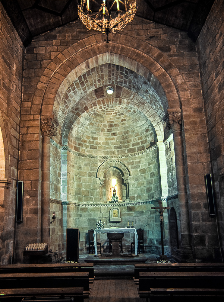 Interior de la iglesia de los Santos Cosme y Daiman en Barcena de Pie de Concha