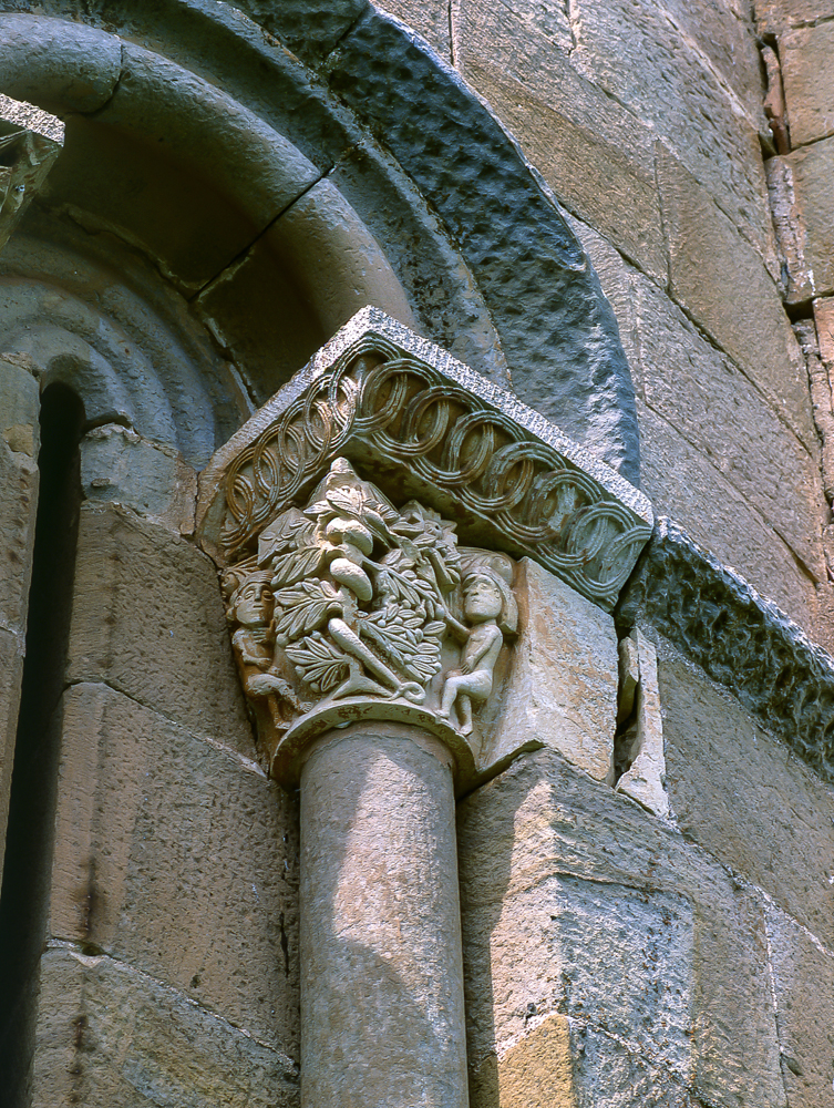 Capitel absidal de la iglesia de Santa Olalla en la localidad palentina de Barrio de Santa Maria con la representacion del pecado original