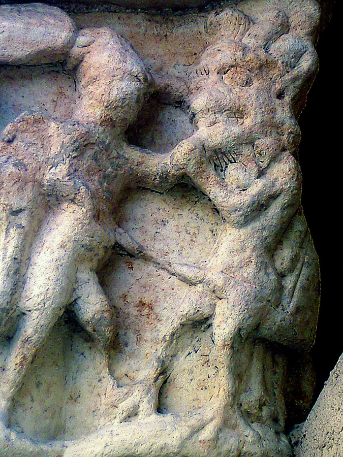 Basilisco en uno de los capiteles del portico norte de la iglesia de San Martin en la ciudad de Segovia