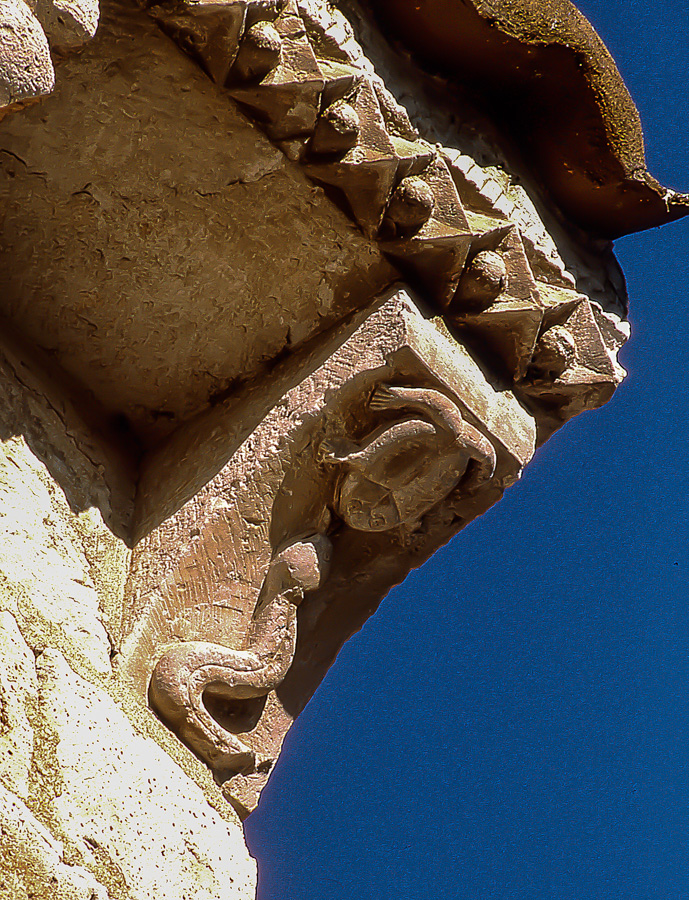 Batracio con serpiente Canecillo de la iglesia de San Juan en la localidad de Arroyo de la Encomienda Valladolid