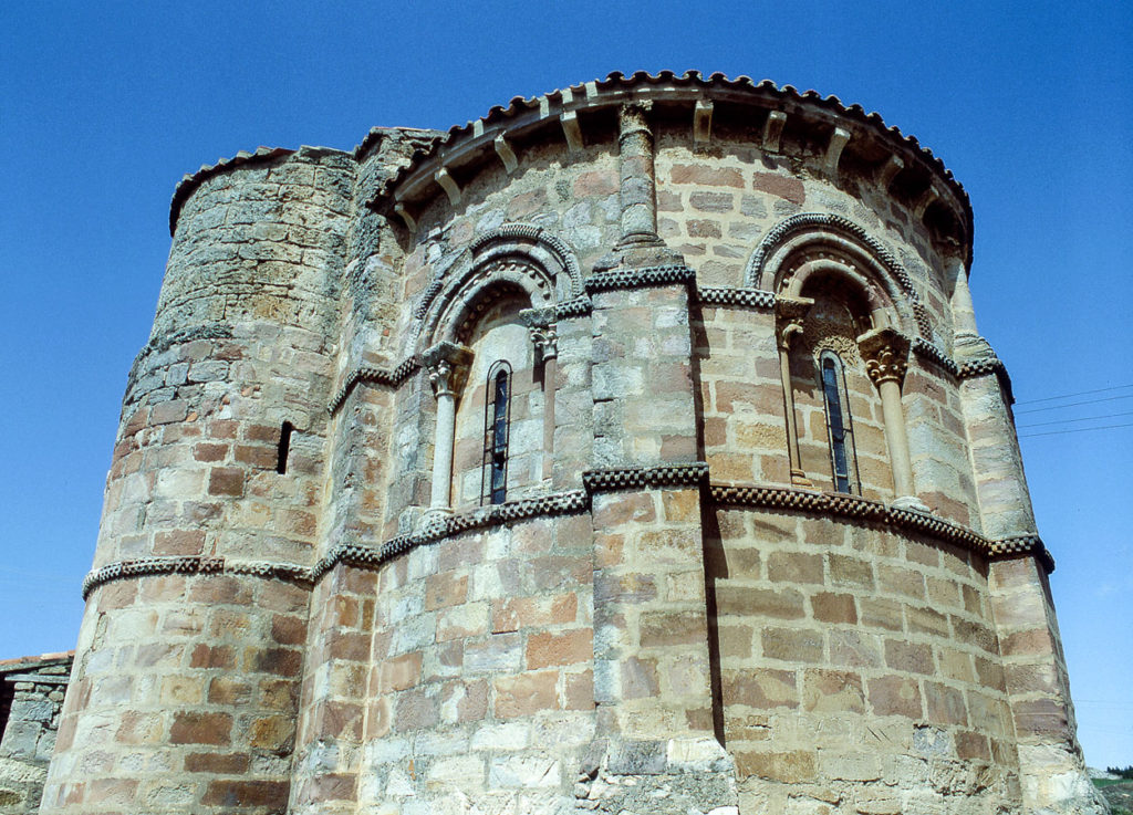 Iglesia de Becerril del Carpio Palencia con dos cenefas ajedrezada envolventes a distintas alturas alrededor del tambor absidal