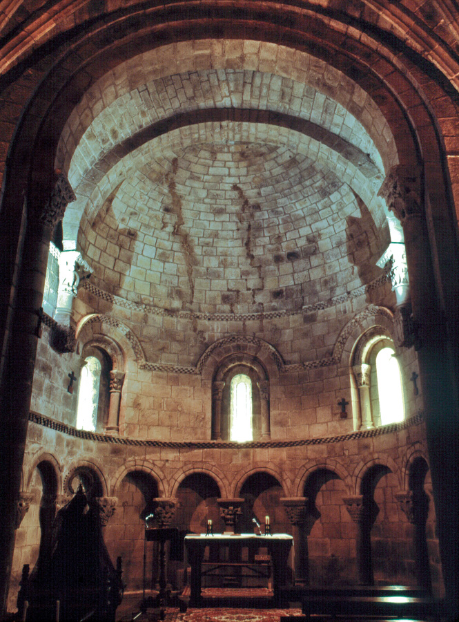 Interior del presbiterio de San Pedro