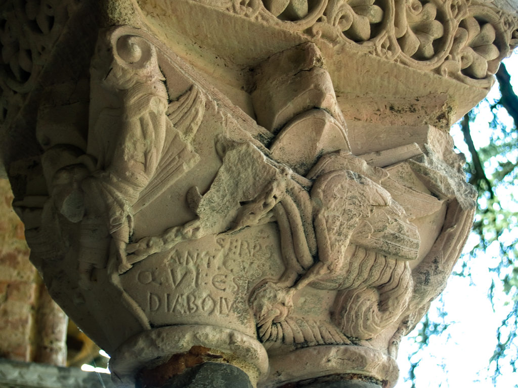 La serpiente antigua que es el diablo reza la leyenda sobre uno de los capiteles del claustro de Moissac Francia en el que la serpiente es encadenada por un angel