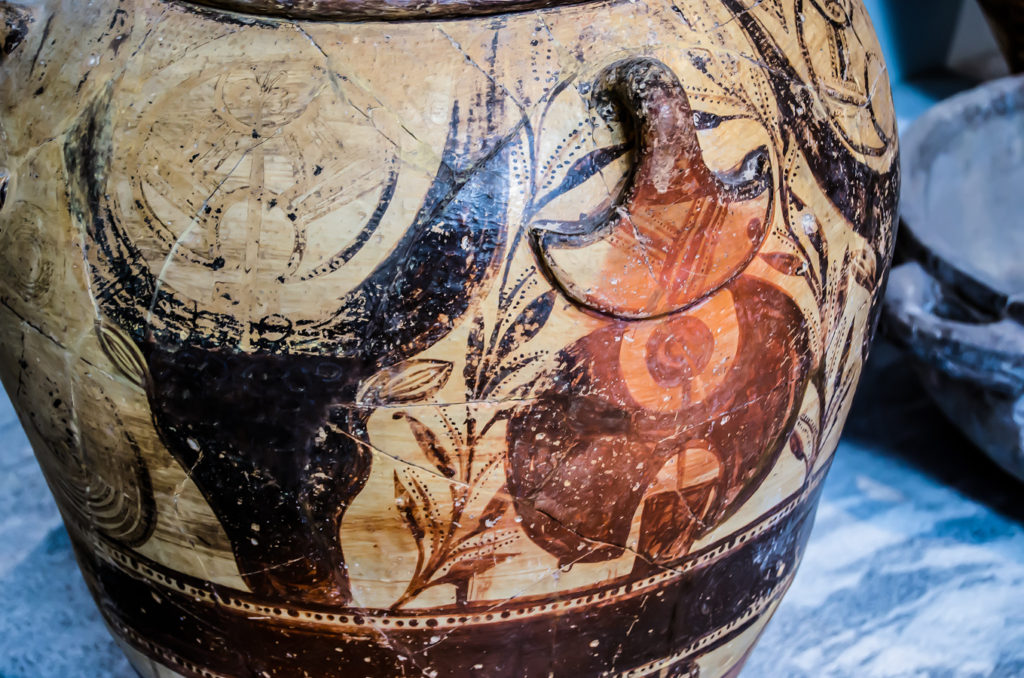 Ceramica cretense con la cabeza de un toro y una doble hacha entre las astas conservada en el Museo Arqueologico de Heraclion en la isla de Creta