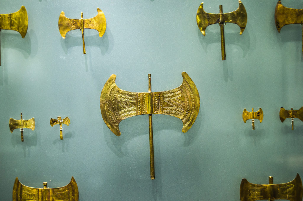 Dobles hachas de oro en el Museo Arqueologico de Heraclion en la isla de Creta