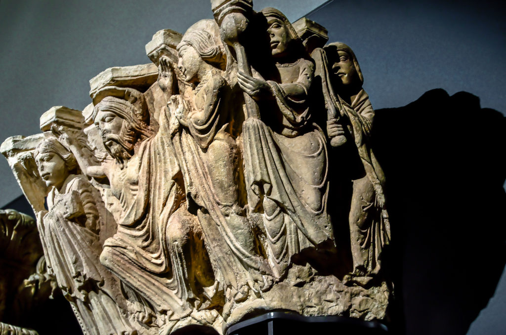 Cristo resucitado mostrando las llagas de la Pasion en un capitel conservado en el Museo Arqueologico Nacional de Madrid procedente del monasterio de Santa Maria en la localidad palentina de Aguilar de Campoo
