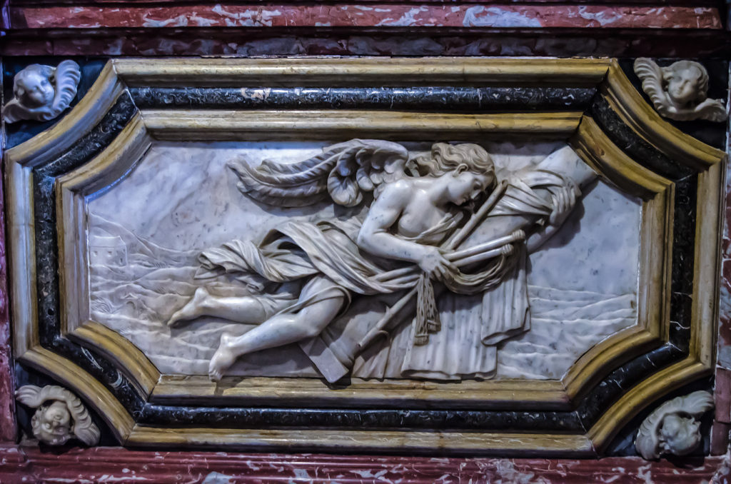 Relieve en marmol conservado en la iglesia de Santa Maria dei Frari de Venecia con la representacion de un angel portador de parte de los instrumentos de Pasion