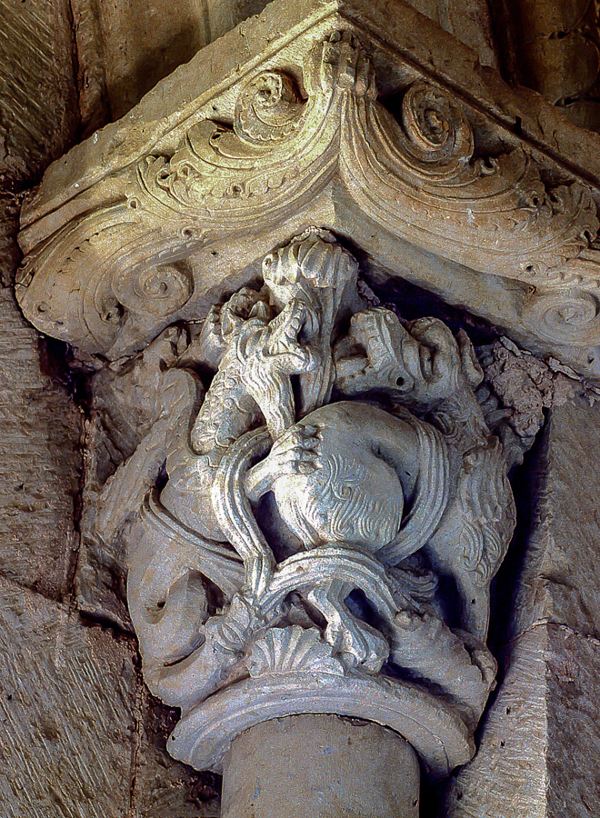 Dragon atacando a un leon en uno de los capiteles torales de la ermita de Santa Cecilia en la villa palentina de Vallespinoso de Aguilar