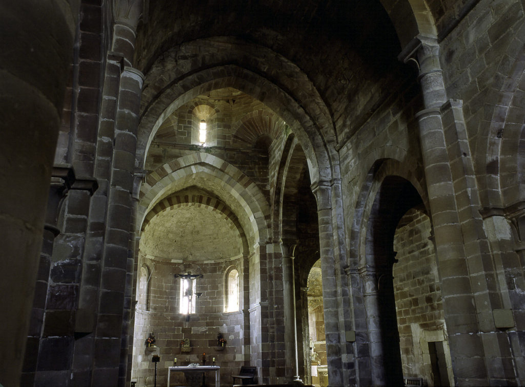 Interior de la iglesia del monasterio de Santa Maria de Mave