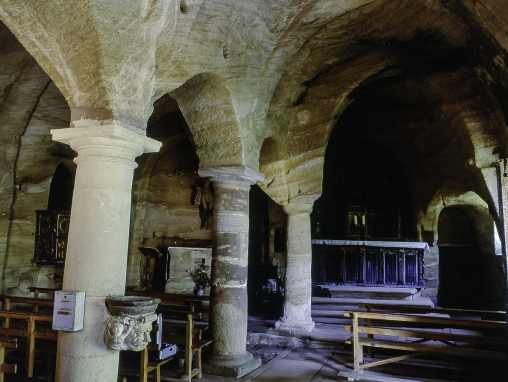 Interior de la iglesia rupestre de los Santos Justo y Pastor en Olleros de Pisuerga