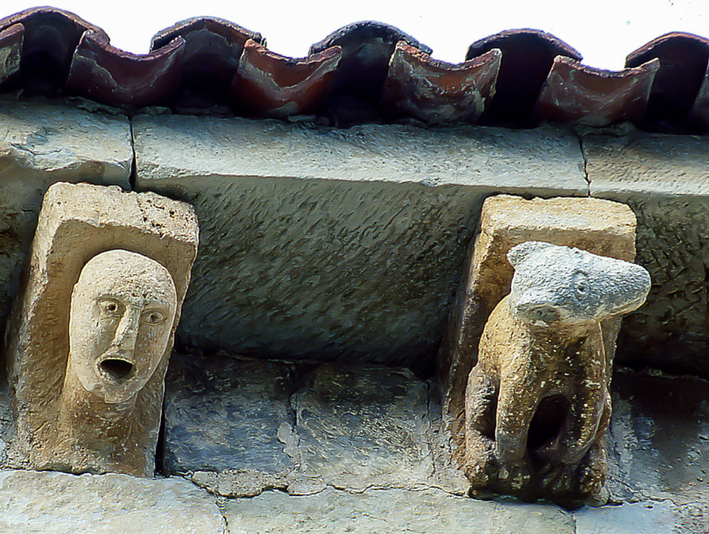 Canecillo con un oso en la fachada sur de la Colegiata de San Martin de Elines en Cantabria