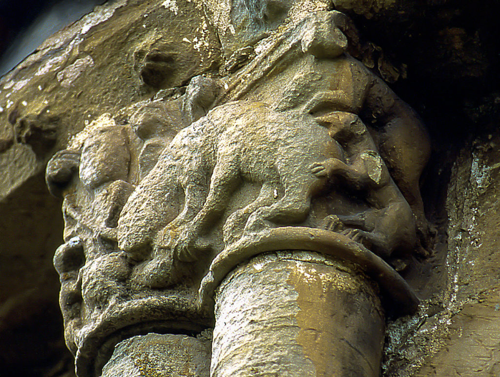 Escena de la caza del oso en un capitel absidal de la iglesia parroquial de Santa Maria la Mayor en la localidad de Villacantid en Cantabria