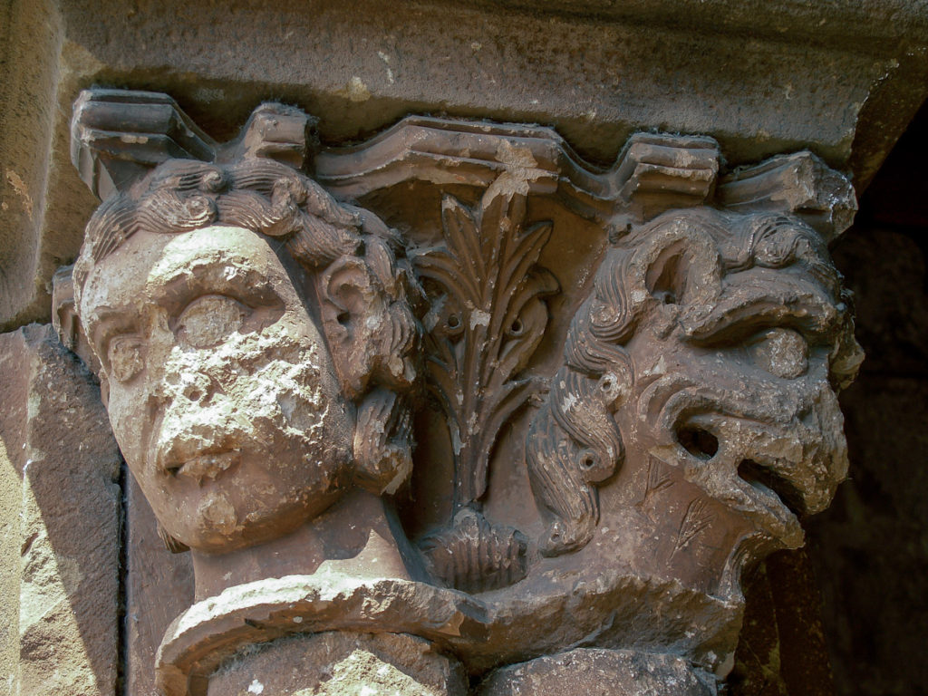 Capitel del portico de la iglesia de Nuestra Señora de la Asuncion en Jaramillo de la Fuente Burgos