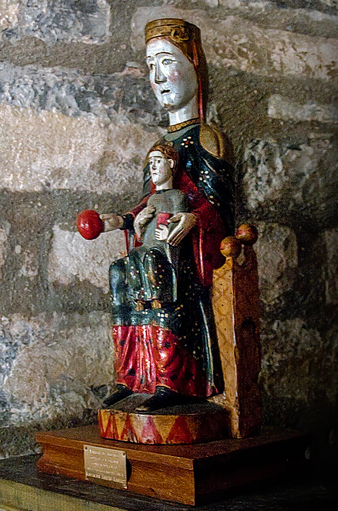 Virgen con Niño conservada en el monasterio de Santa Maria de Iguacel en la Jacetania Huesca