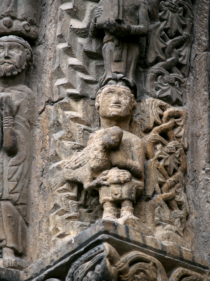 Halcon posado sobre un personaje en una de las arquivoltas de la portada de la iglesia de Santa Maria de Sanguesa Navarra
