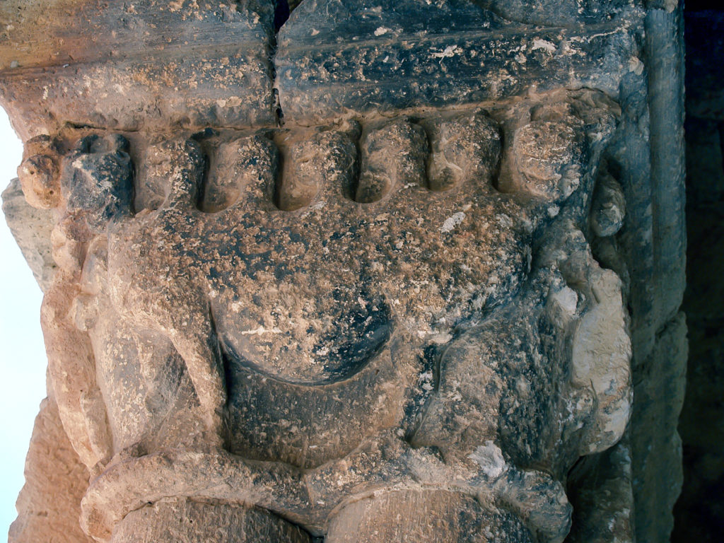 Hidra en uno de los capiteles del portico de la iglesia parroquial de San Pedro en la localidad soriana de Caracena