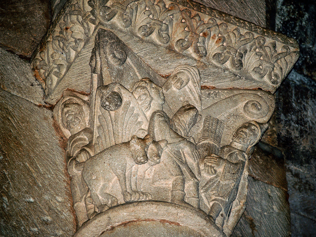 La misma escena de las ofrendas de Cain y Abel en uno de los capiteles interiores de la iglesia de la abadia de San Quirce En este caso también la dextera domini señala a Abel como el elegido