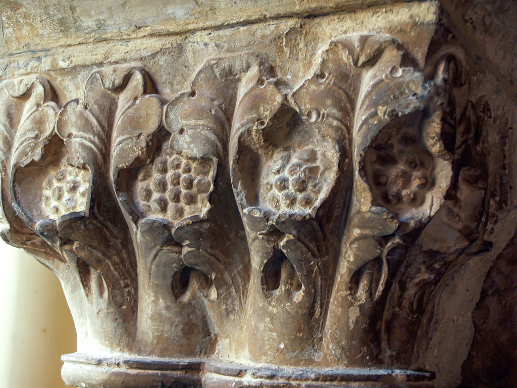 De nuevo frutos compuestos en este caso protegidos por hojas en otro de los capiteles del claustro de Silos Burgos