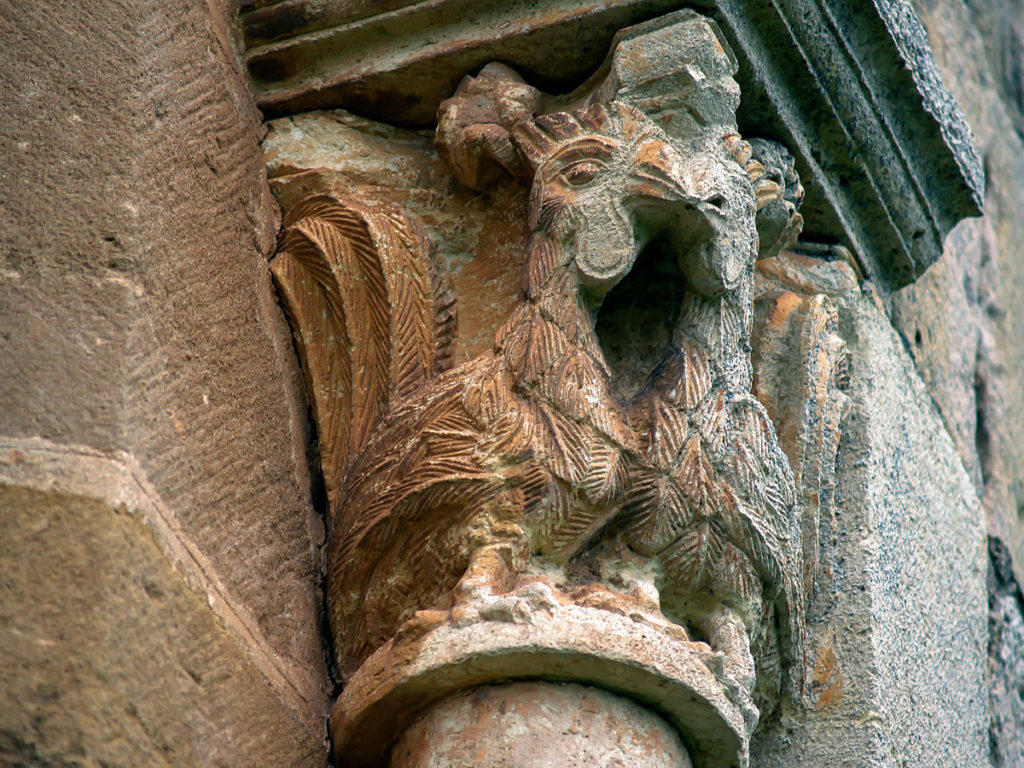 Pareja de gallos tradicionalmente encargados de anunciar la luz del nuevo dia con su canto Capitel de la iglesia parroquial de Hermosilla Burgos