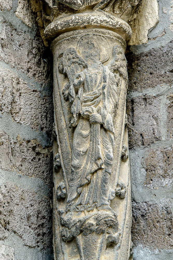Columna izquierda de la portada de la iglesia de Santiago en Carrion de los Condes Palencia Angel guardian de la entrada