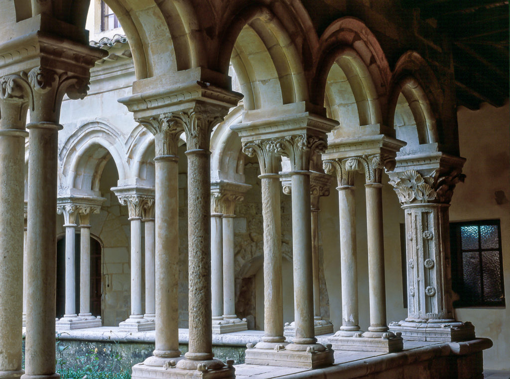 Claustro del monasterio de San Andres de Arroyo Palencia con una decoración exclusivamente vegetal en sus capiteles y columnas propia de la reforma cisterciense