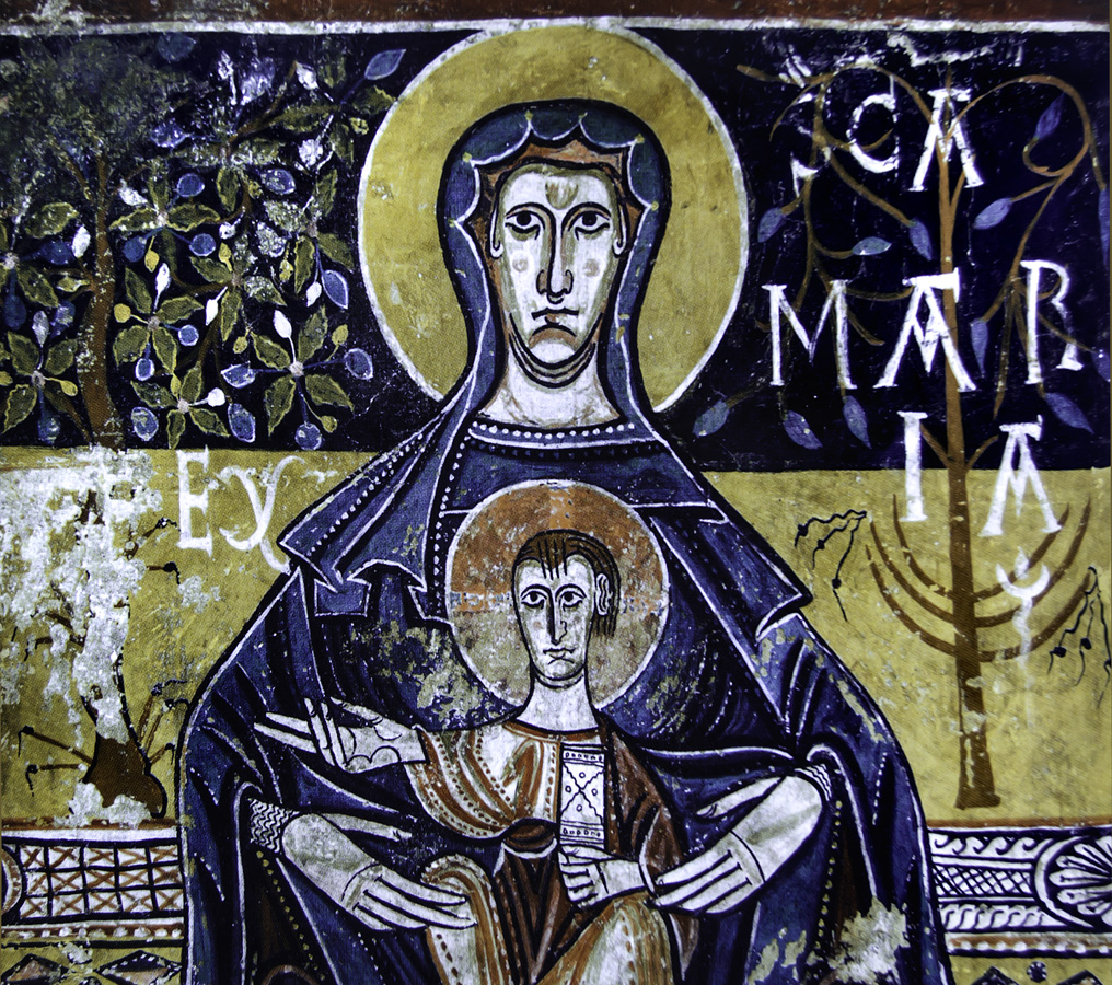 La Virgen con el Niño en una pintura mural del presbiterio de la iglesia de San Pedro de Sorpe en la localidad de Sorpe Lerida