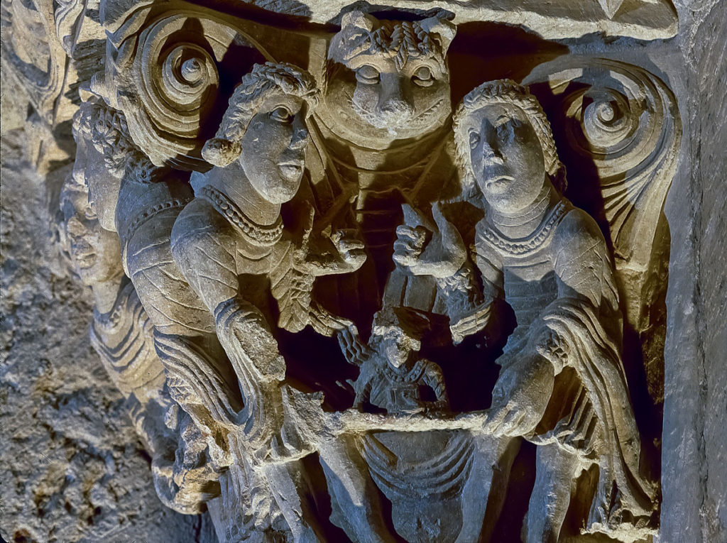Dos angeles trasportan sobre el cellum el alma de san Juan Bautista en uno de los capiteles izquierdos de la portada del primitivo edificio de San Zoilo en Carrion de los Condes Palencia