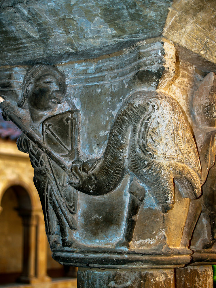 San Jorge en este caso a pie lucha con el dragon en uno de los capiteles del claustro alto del monasterio de Santo Domingo de Silos Burgos