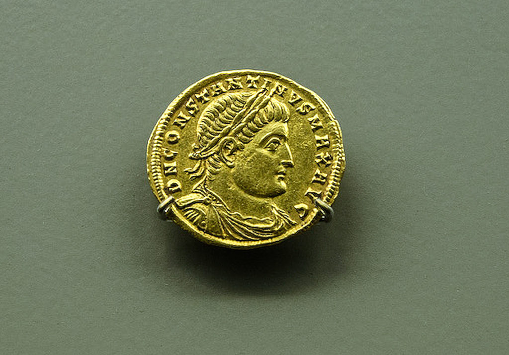 Moneda de oro con la efigie del emperador Constantino el Grande conservada en el Museo Nacional de Arte Romano de Merida