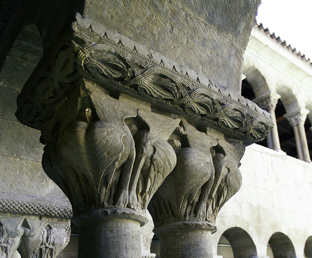 Aves zancudas picandose las patas en uno de los capiteles del claustro bajo del monasterio de Santo Domingo de Silos Burgos