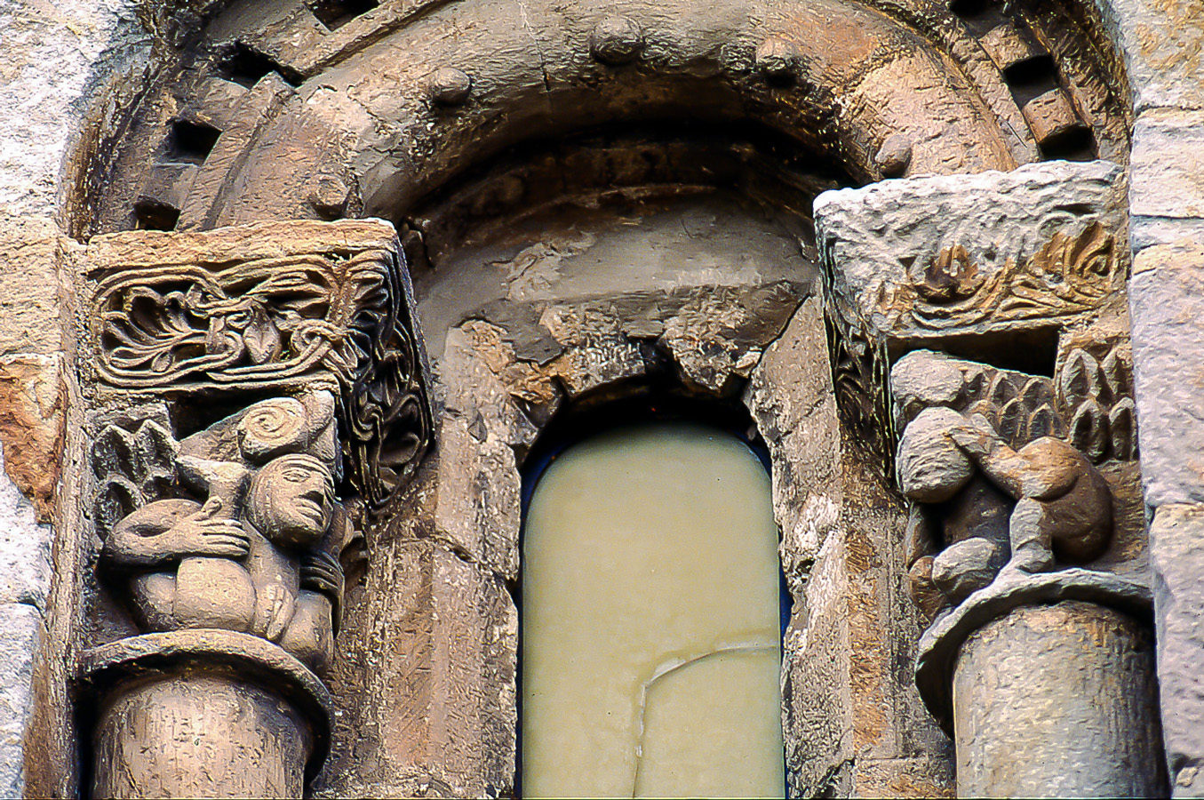 Capiteles de la ventana absidal de la colegiata de San Pedro en la localidad cantabra de Cervatos Dos personajes muestran con ostentacion sus genitales